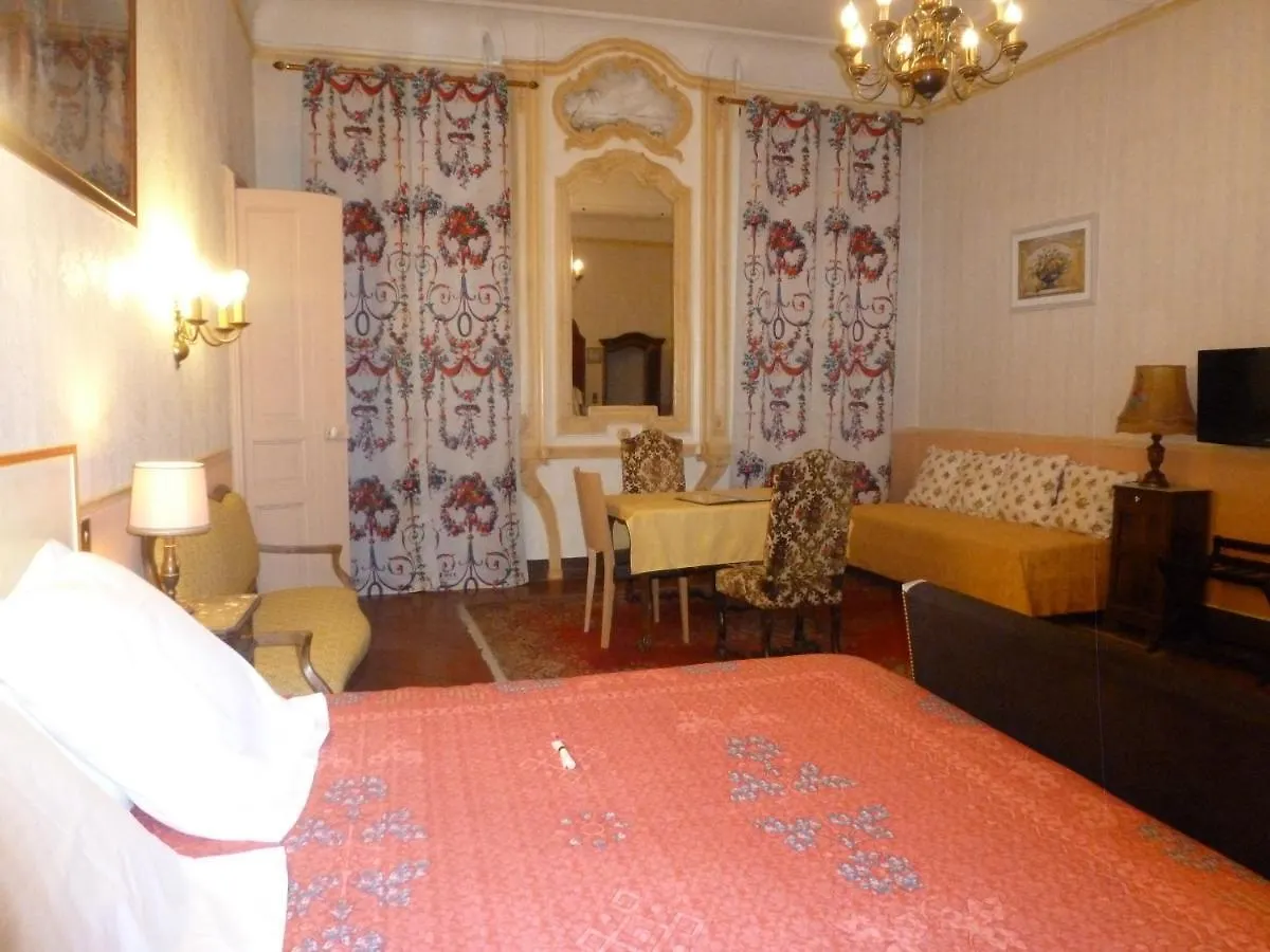 ***  Hotel Du Fiacre Carpentras France